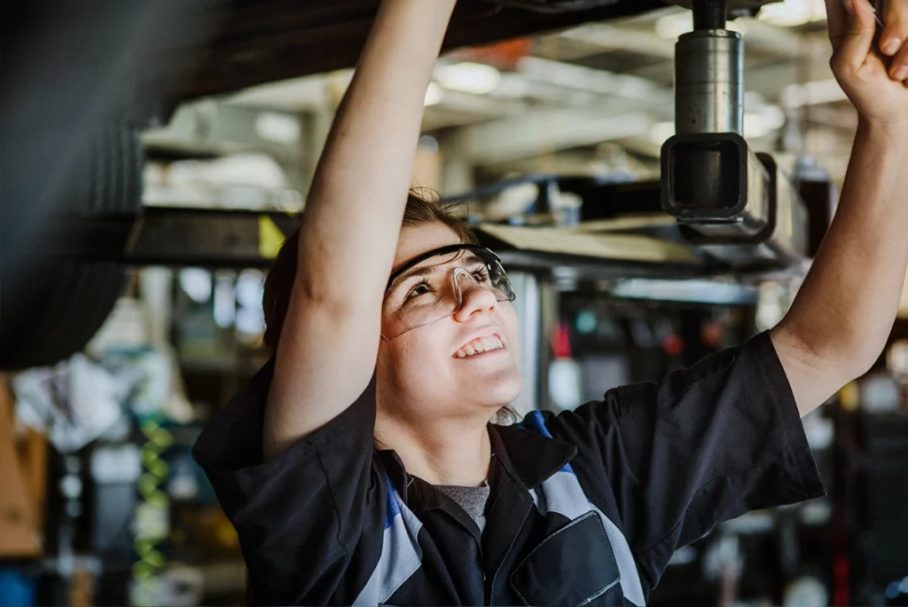 Vrouw in garage sleutels aan een auto