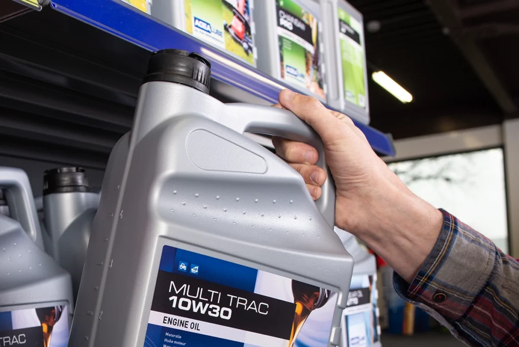 5 liter can Multi Trac 10w30 wordt uit het schap gepakt