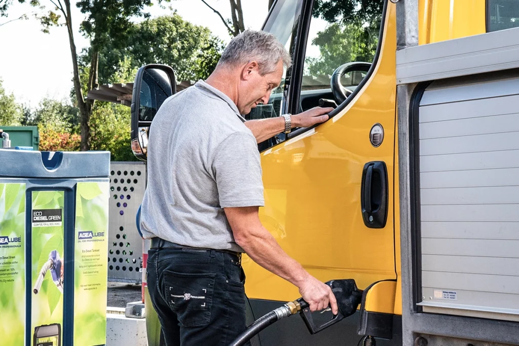 Man tankt vrachtwagen met Agealube Eco Diesel
