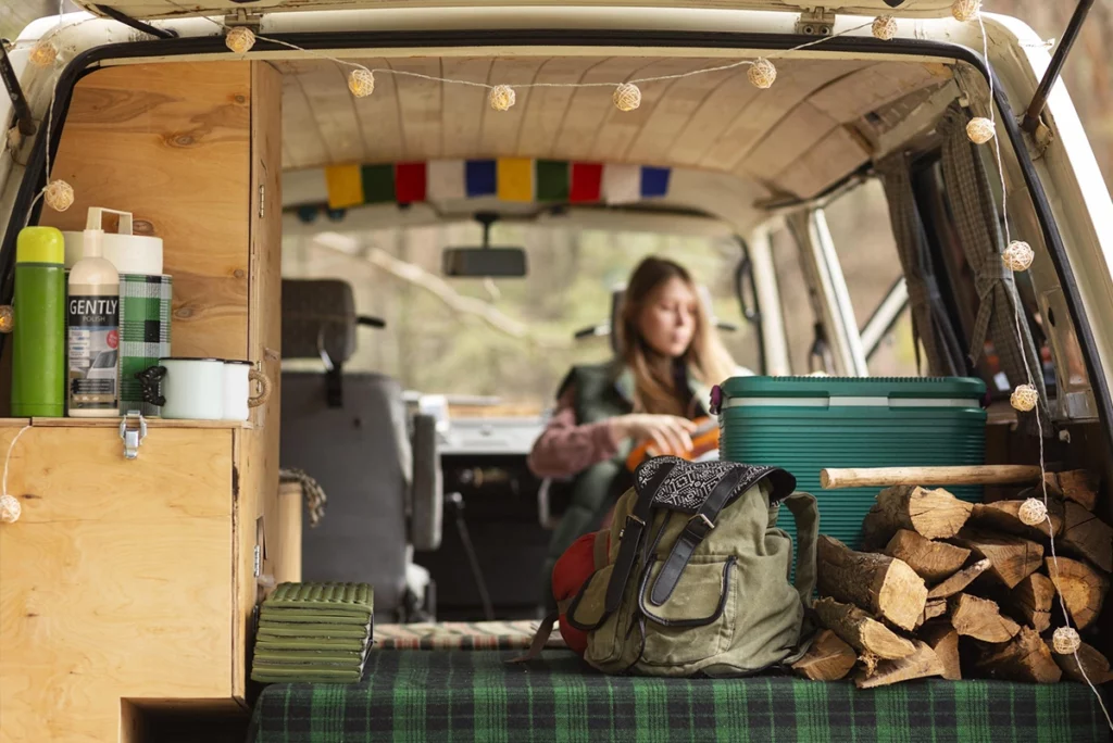 Vrouw in camperbus