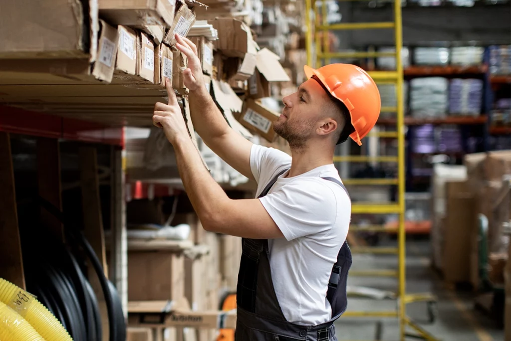 Man in het warehouse zoekt juiste producten