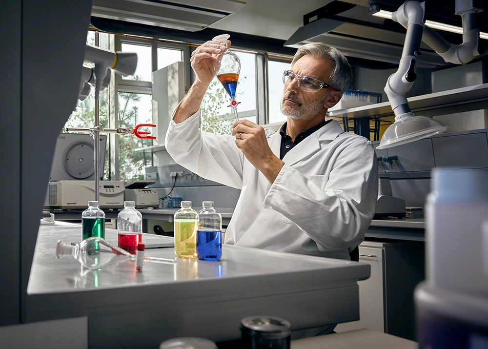 Man test in het laboratorium nieuwe product samenstellingen