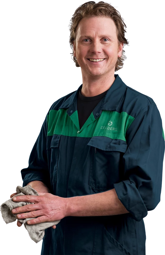 Monteur in overal met het Gelders Logo