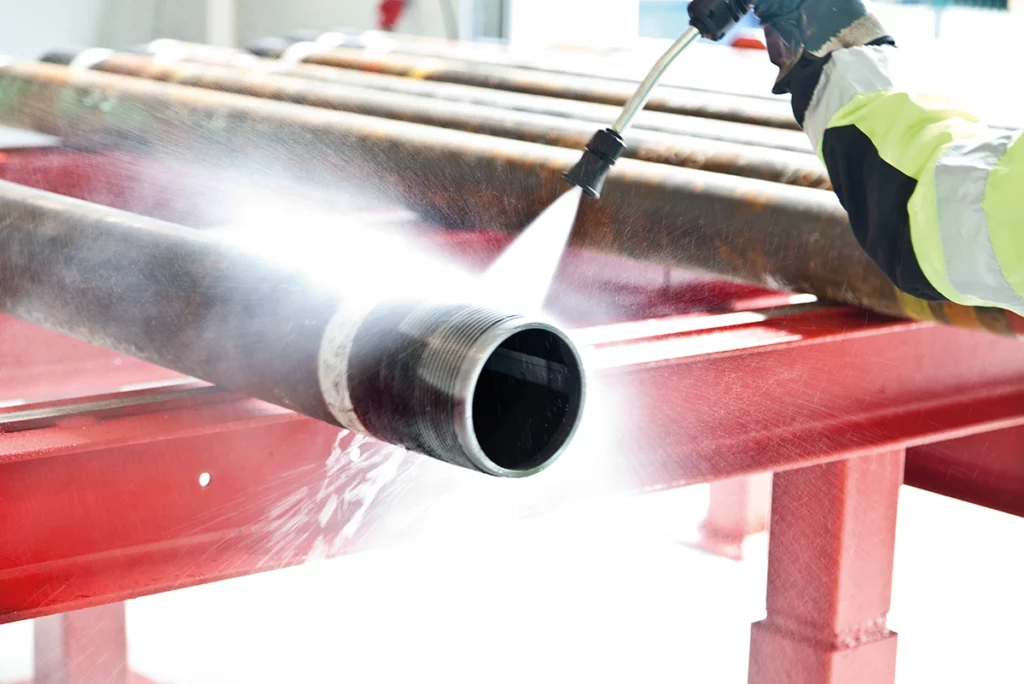 Reinigen van een buis met een hoge druk spuit