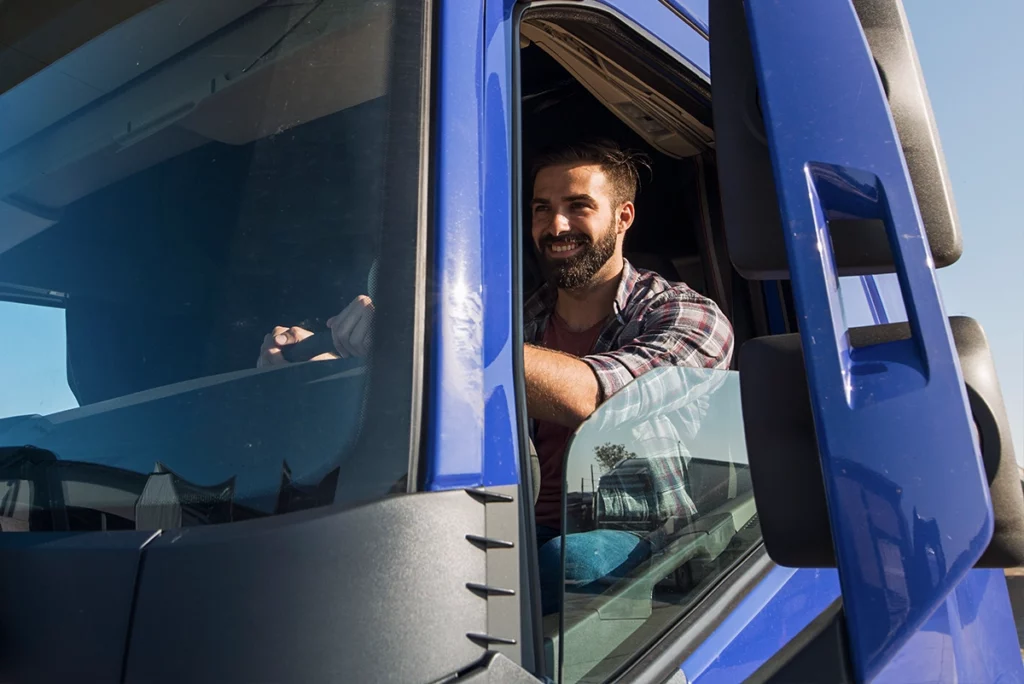Man rijd in een vrachtwagen
