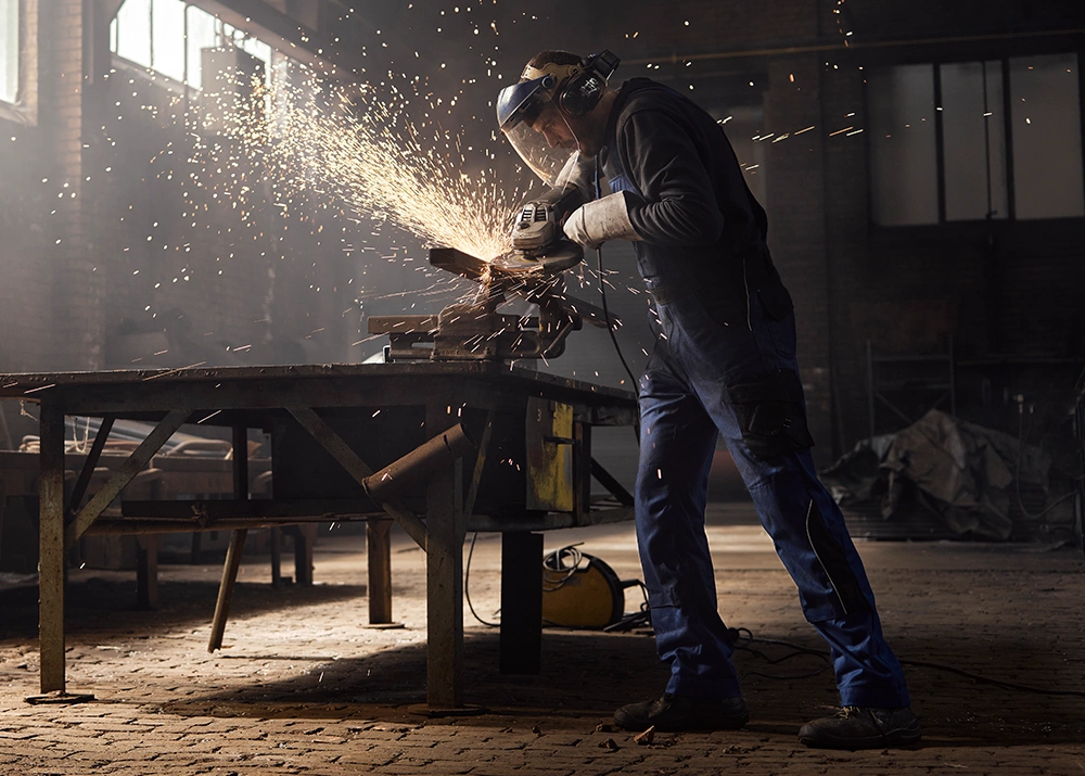 Man slijpt staal daar vliegen vonken vanaf