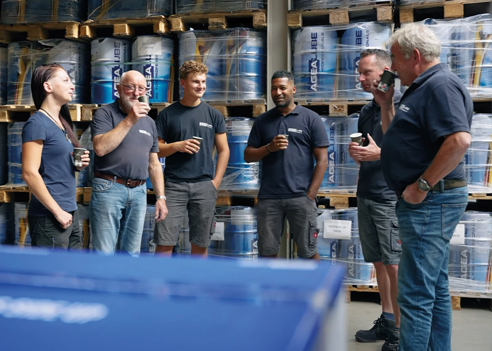 Warehouse medewerkers hebben samen een koffiepauze