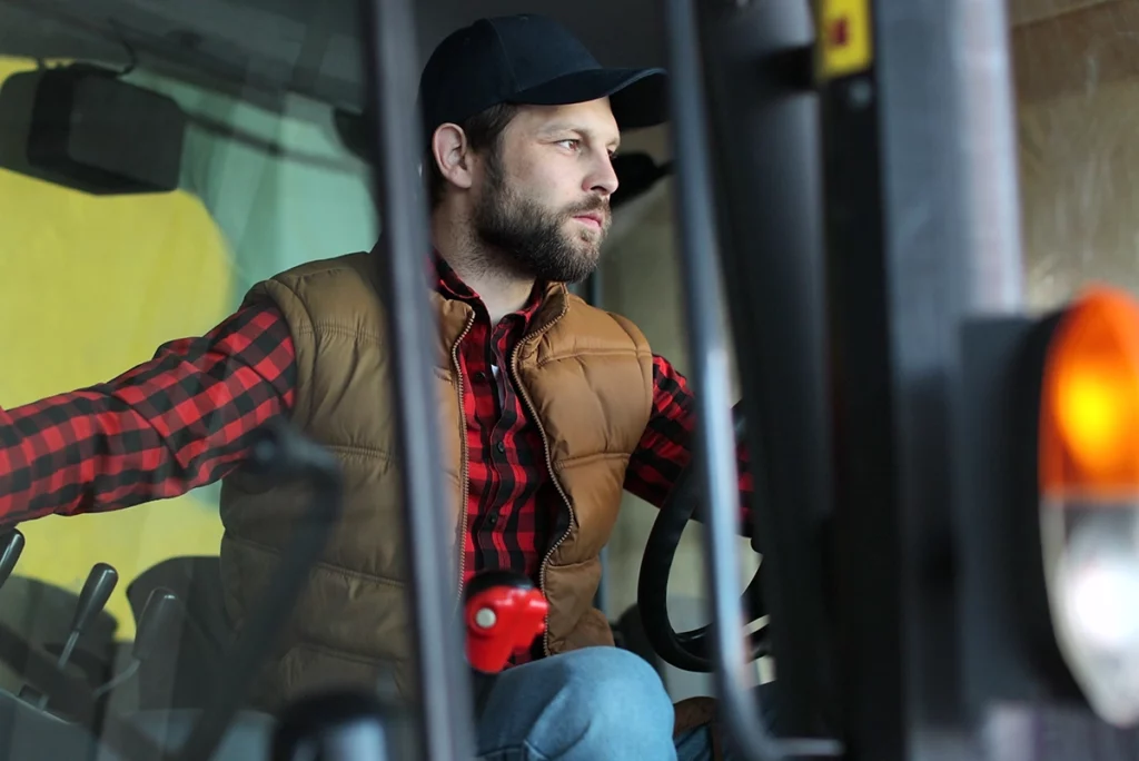 Man rijd in een tractor kijkt in de verte
