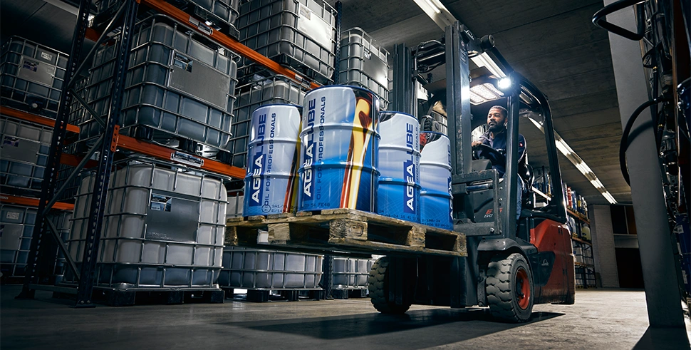 Het verplaatsen van Agealube drums op een heftruk in het warehouse van Gelders